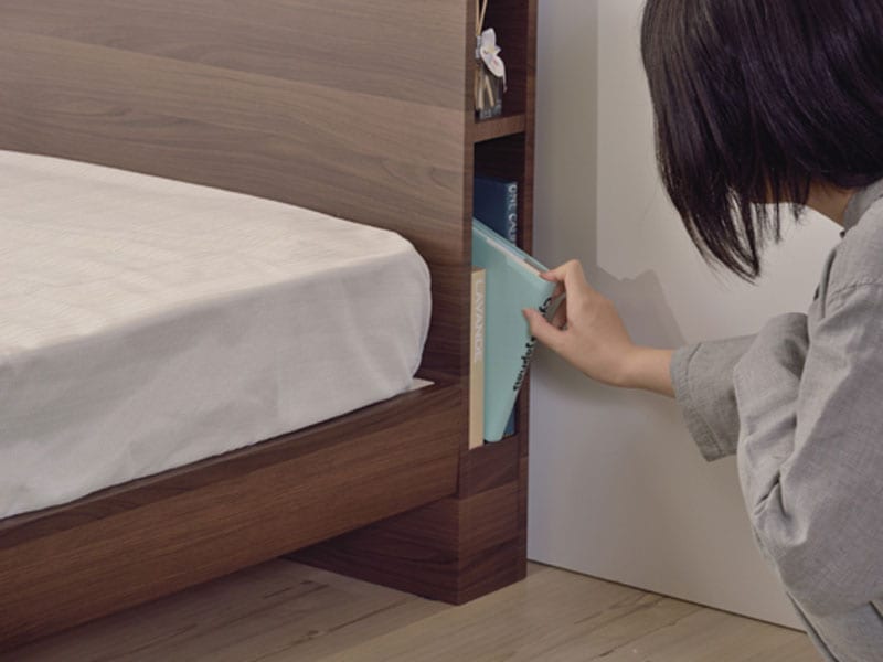 スライドコンセントが2つ付いたヘッドボードのシングルベッド