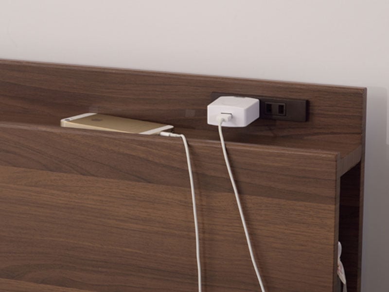 スライドコンセントが2つ付いたヘッドボードのシングルベッド