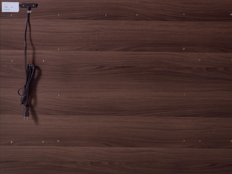 スライドコンセントが2つ付いたヘッドボードのシングルベッド