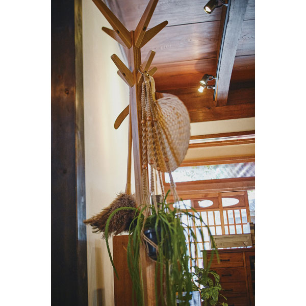 オーク材のポールハンガー | Mukku