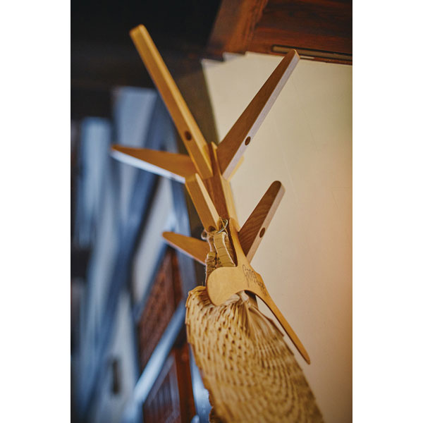 オーク材のポールハンガー | Mukku