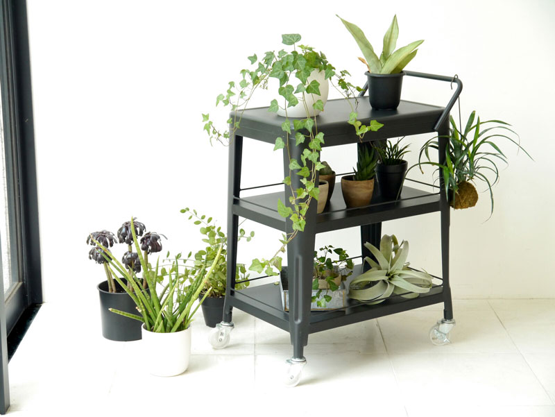 スチールの風合いがクールでインダストリアルな雰囲気のキッチンワゴン