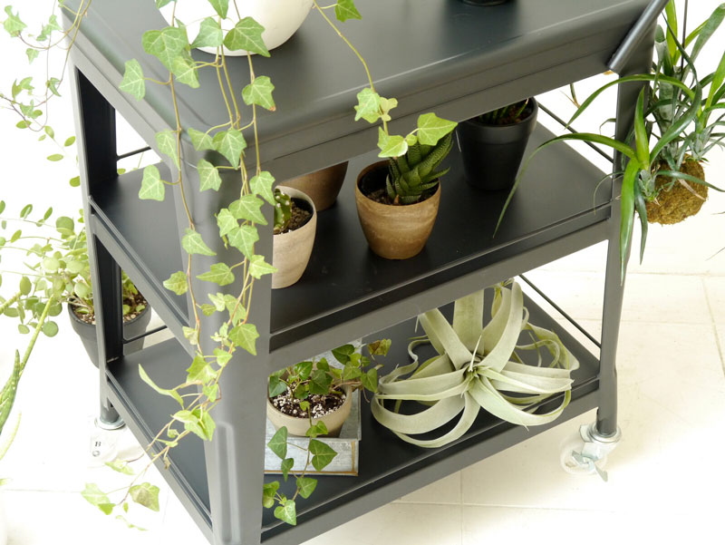 スチールの風合いがクールでインダストリアルな雰囲気のキッチンワゴン