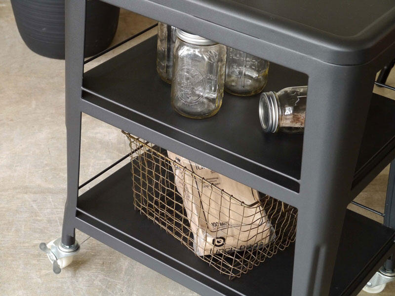 スチールの風合いがクールでインダストリアルな雰囲気のキッチンワゴン