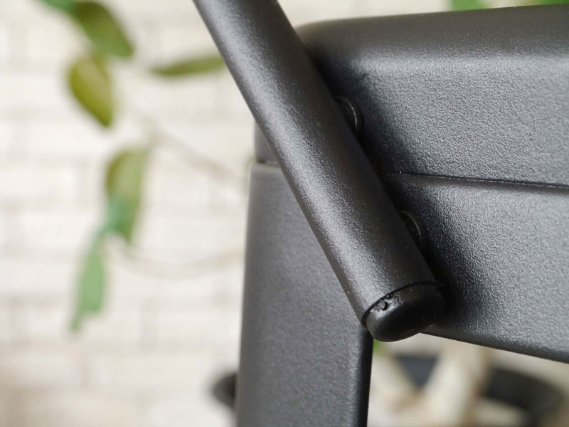 スチールの風合いがクールでインダストリアルな雰囲気のキッチンワゴン