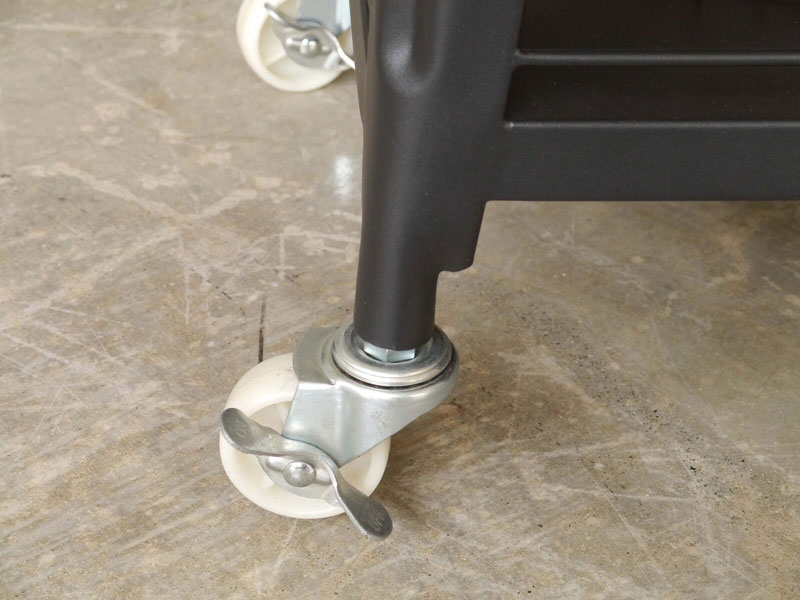 スチールの風合いがクールでインダストリアルな雰囲気のキッチンワゴン