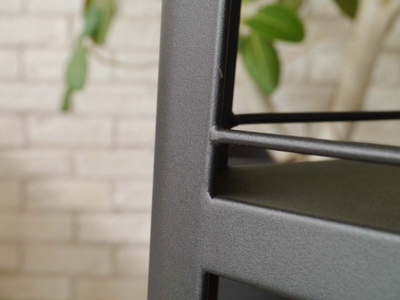 スチールの風合いがクールでインダストリアルな雰囲気のキッチンワゴン