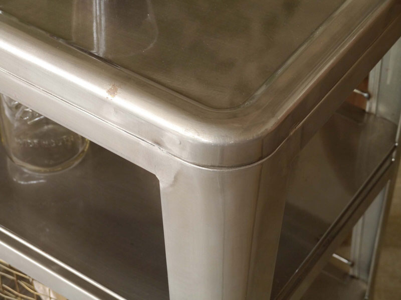 スチールの風合いがクールでインダストリアルな雰囲気のキッチンワゴン