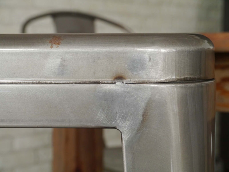 スチールの風合いがクールでインダストリアルな雰囲気のキッチンワゴン