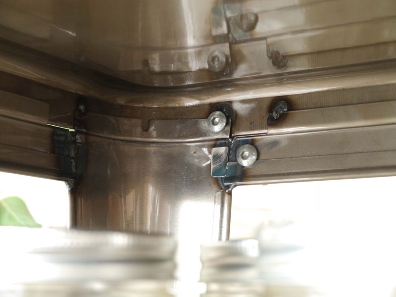 スチールの風合いがクールでインダストリアルな雰囲気のキッチンワゴン