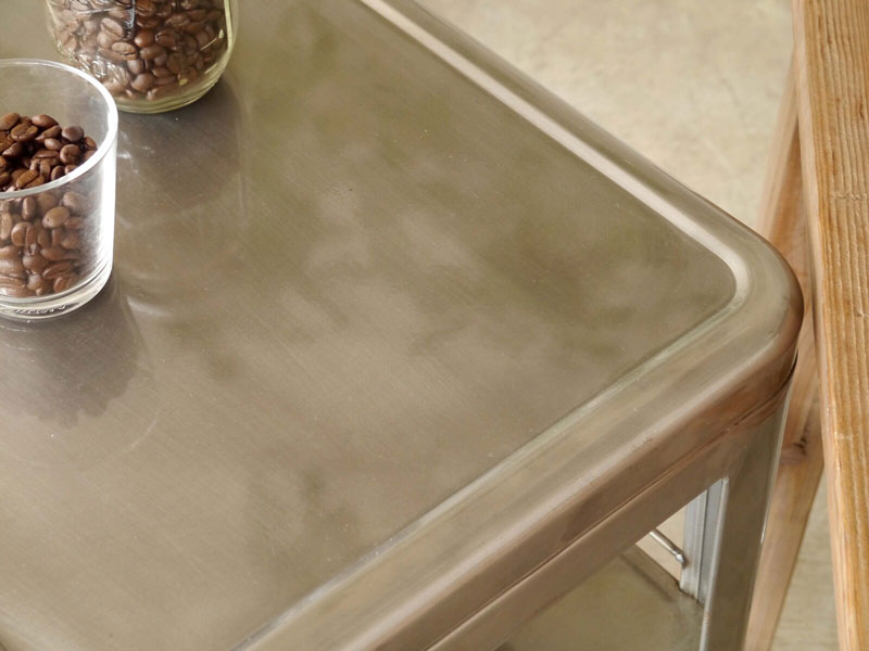 スチールの風合いがクールでインダストリアルな雰囲気のキッチンワゴン