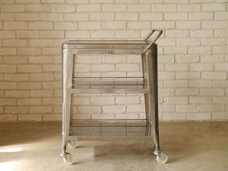 スチールの風合いがクールでインダストリアルな雰囲気のキッチンワゴン