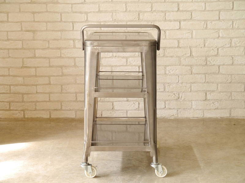 スチールの風合いがクールでインダストリアルな雰囲気のキッチンワゴン