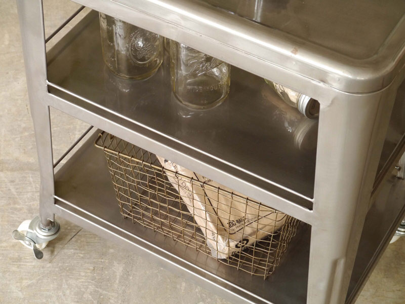 スチールの風合いがクールでインダストリアルな雰囲気のキッチンワゴン