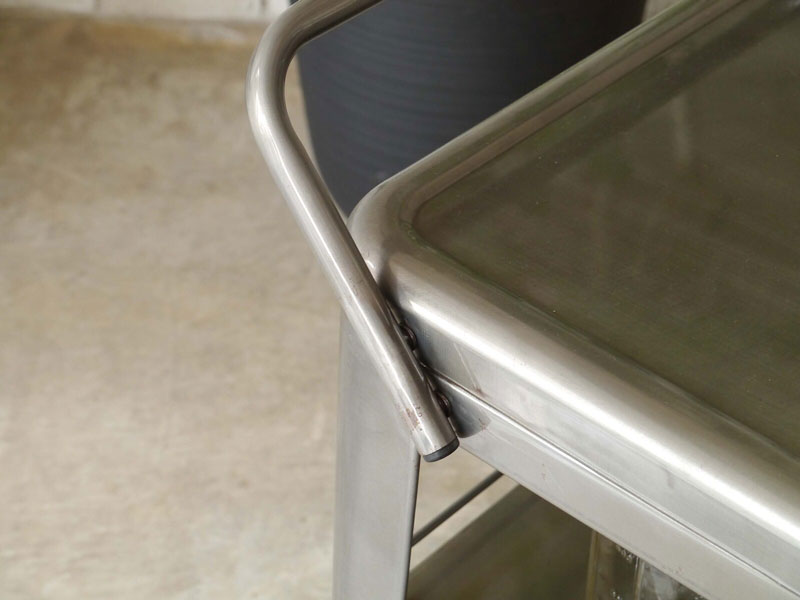 スチールの風合いがクールでインダストリアルな雰囲気のキッチンワゴン