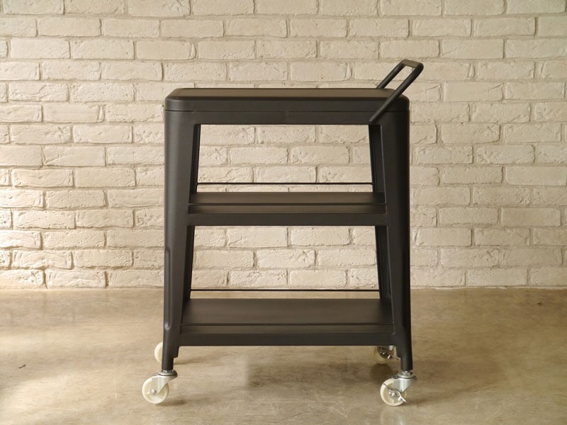 スチールの風合いがクールでインダストリアルな雰囲気のキッチンワゴン