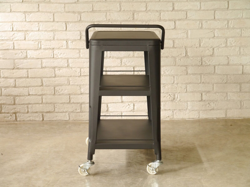 スチールの風合いがクールでインダストリアルな雰囲気のキッチンワゴン