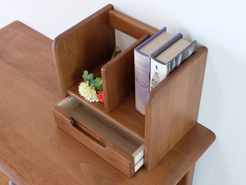 無垢材を使用したブックスタンド|ブラウン