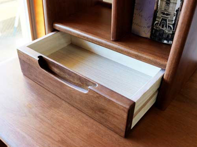 無垢材を使用したブックスタンド|ブラウン