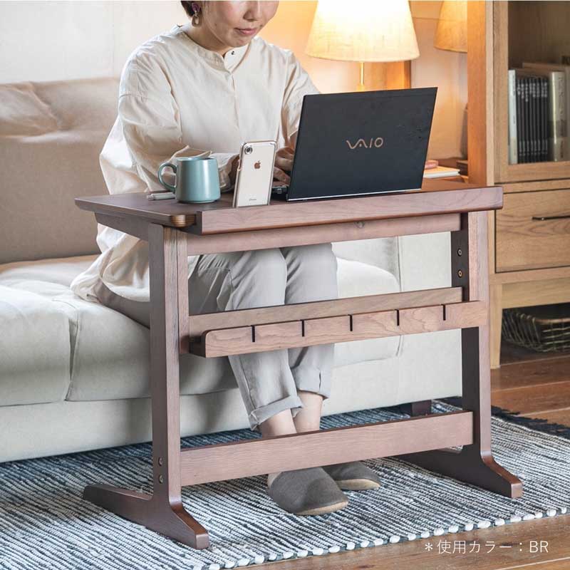 ソファで作業ができる木製昇降式デスク｜高さ調節可能