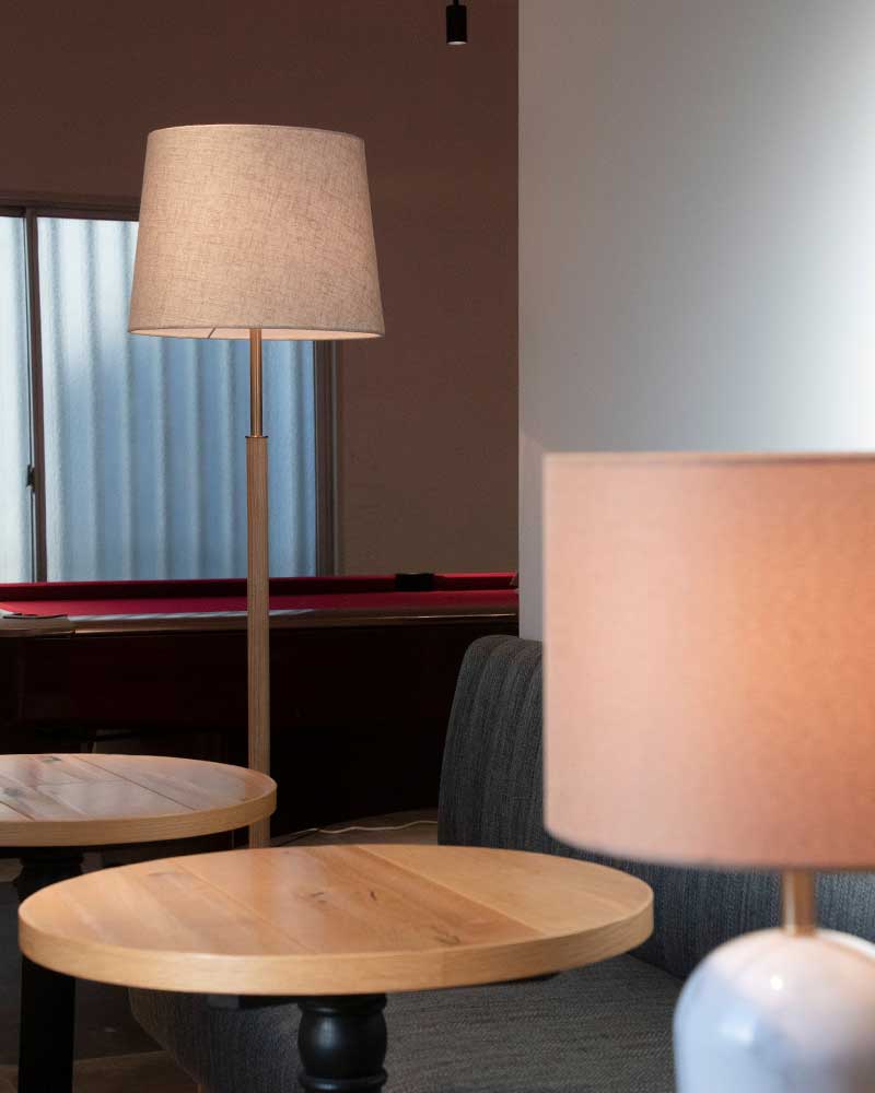 上質な空間を灯す大理石ベースのスタンドランプ｜優しい灯りのフロア