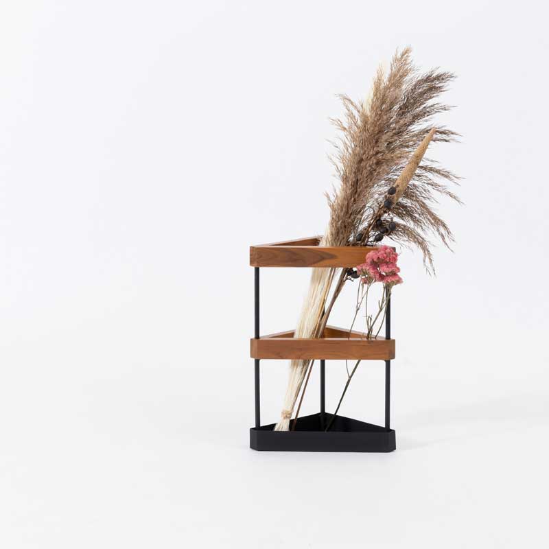 コーナーにぴったり収まる傘立て|北欧風チーク×アイアンの三角アンブレラスタンド