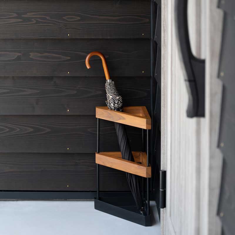 コーナーにぴったり収まる傘立て|北欧風チーク×アイアンの三角アンブレラスタンド