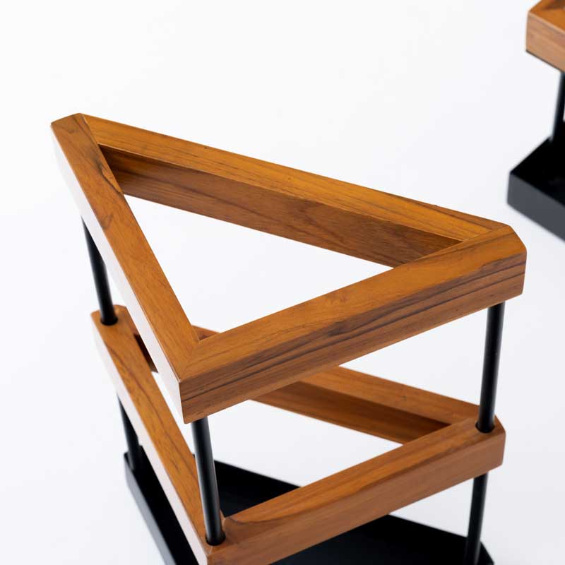 コーナーにぴったり収まる傘立て|北欧風チーク×アイアンの三角アンブレラスタンド