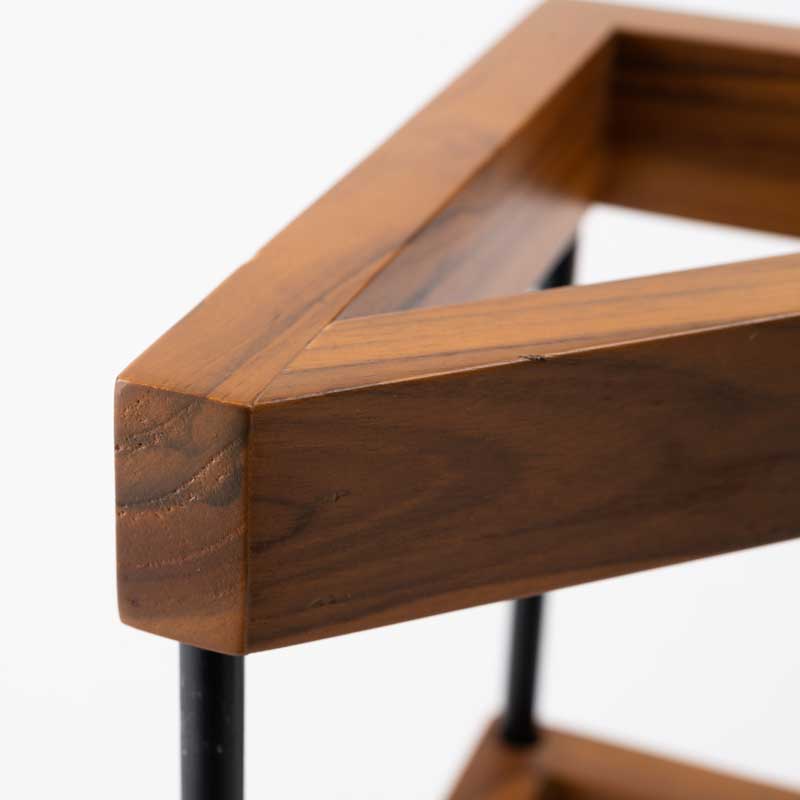 コーナーにぴったり収まる傘立て|北欧風チーク×アイアンの三角アンブレラスタンド