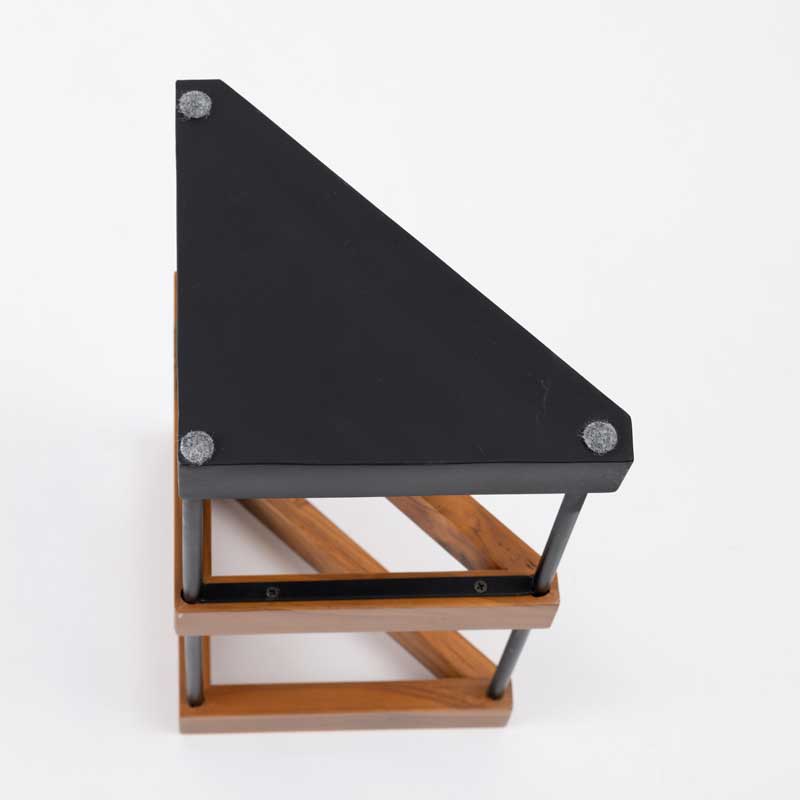 コーナーにぴったり収まる傘立て|北欧風チーク×アイアンの三角アンブレラスタンド