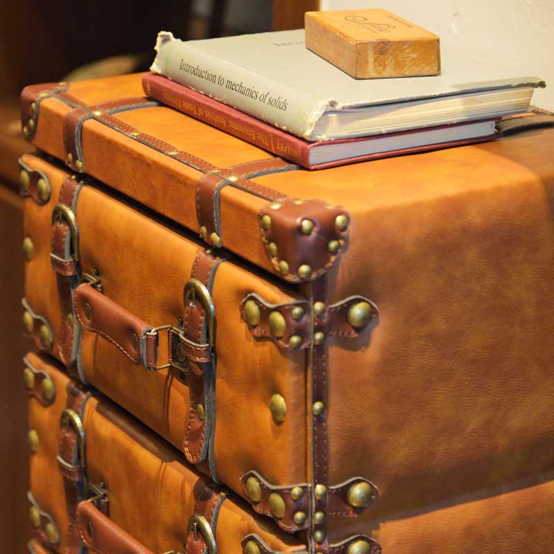 トランク風3段チェスト｜ヴィンテージ映えるレザー調収納