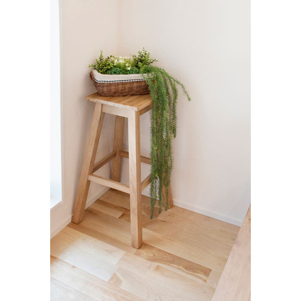 ナチュラルな木目の角型座面のハイスツール | Nok