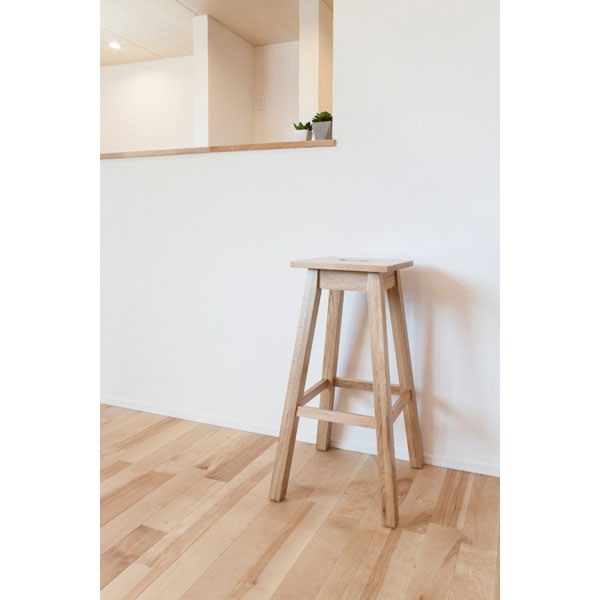 ナチュラルな木目の角型座面のハイスツール | Nok