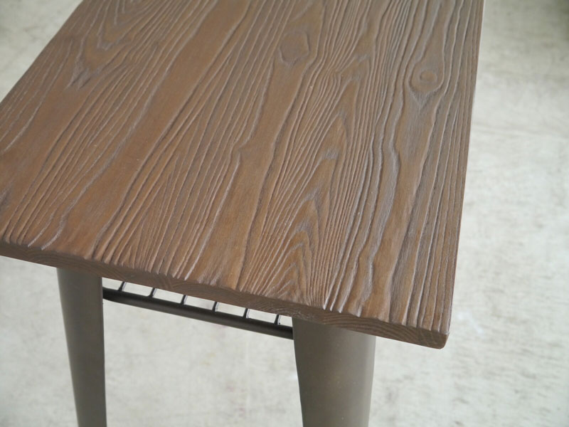 古材のような美しい木目が目を引くハイテーブル | インダストリアルインテリア