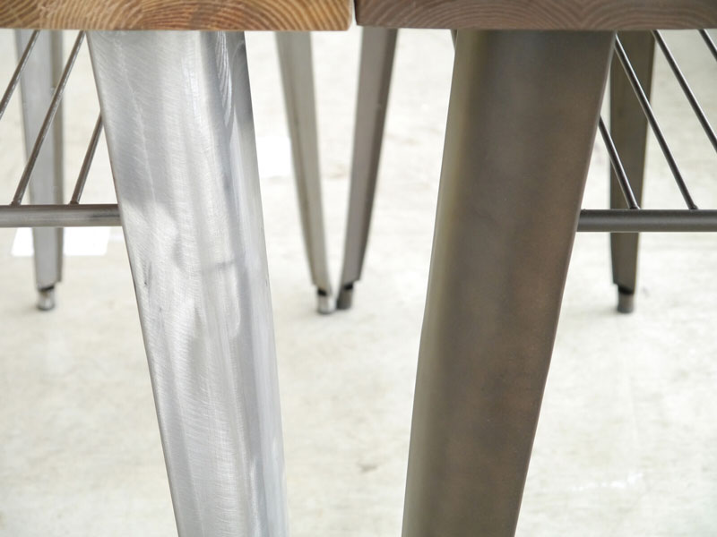 古材のような美しい木目が目を引くハイテーブル | インダストリアルインテリア