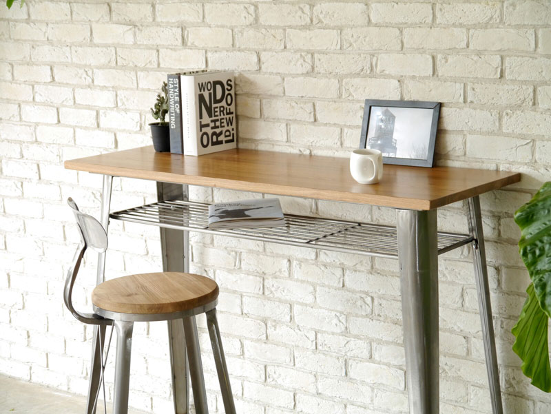 古材のような美しい木目が目を引くハイテーブル | インダストリアルインテリア