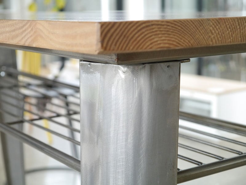 古材のような美しい木目が目を引くハイテーブル | インダストリアルインテリア