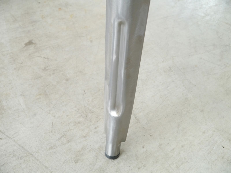 古材のような美しい木目が目を引くハイテーブル | インダストリアルインテリア