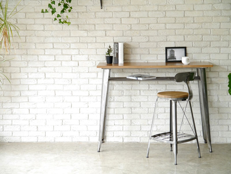 古材のような美しい木目が目を引くハイテーブル | インダストリアルインテリア