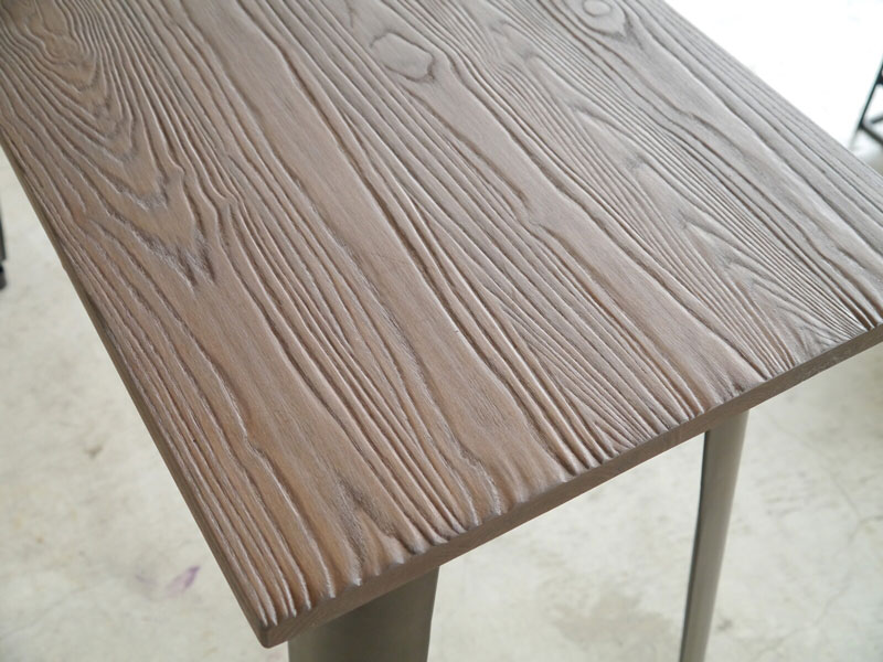 古材のような美しい木目が目を引くハイテーブル | インダストリアルインテリア