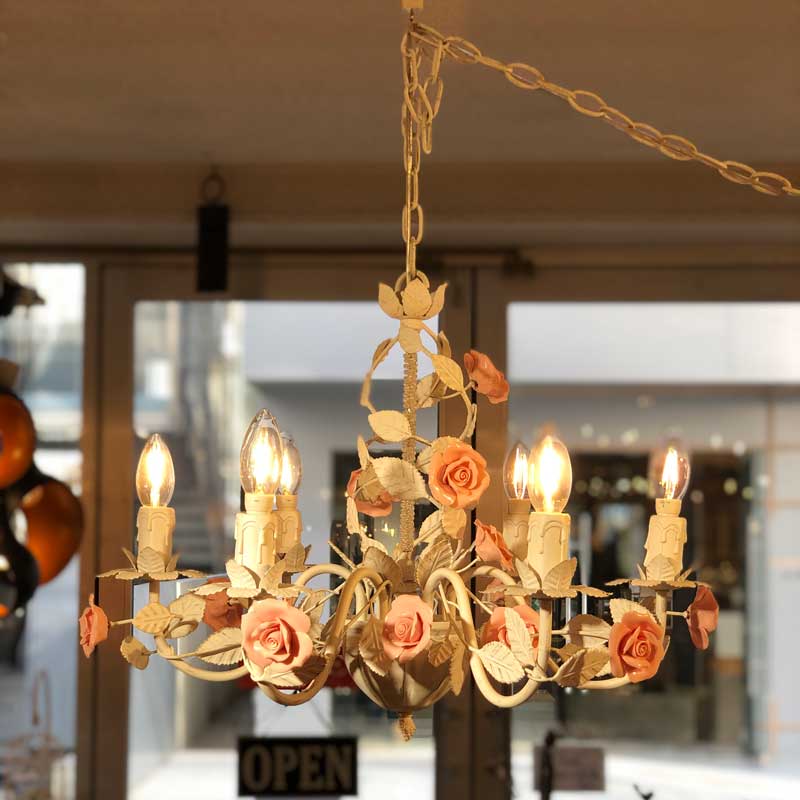 シャンデリア 6灯 照明 直径58cm 完成品｜アンティークな薔薇モチーフ