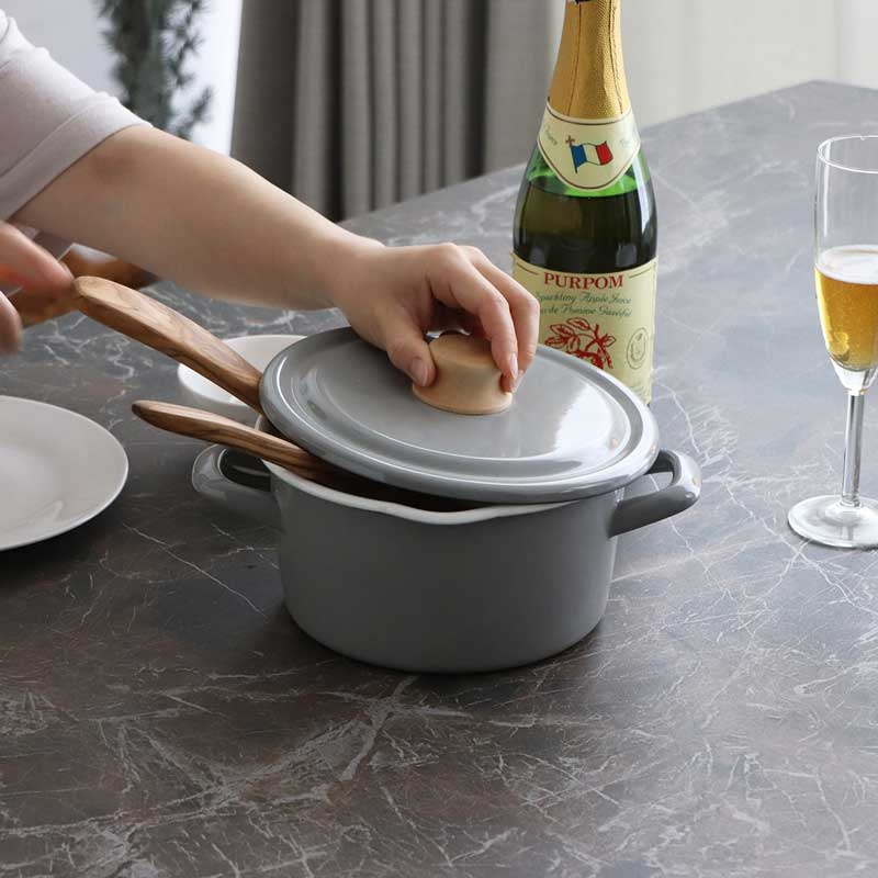 セラミック天板×スチール脚｜上質を纏うモダンなダイニングテーブル