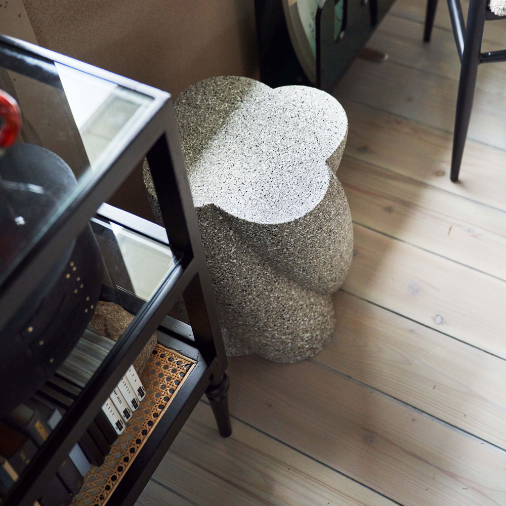 トレンド感あふれるテラゾー柄のサイドテーブル｜洗練された石調