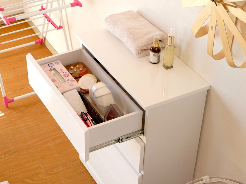 白の光沢感あるチェスト｜サニタリー収納｜ホワイトインテリア