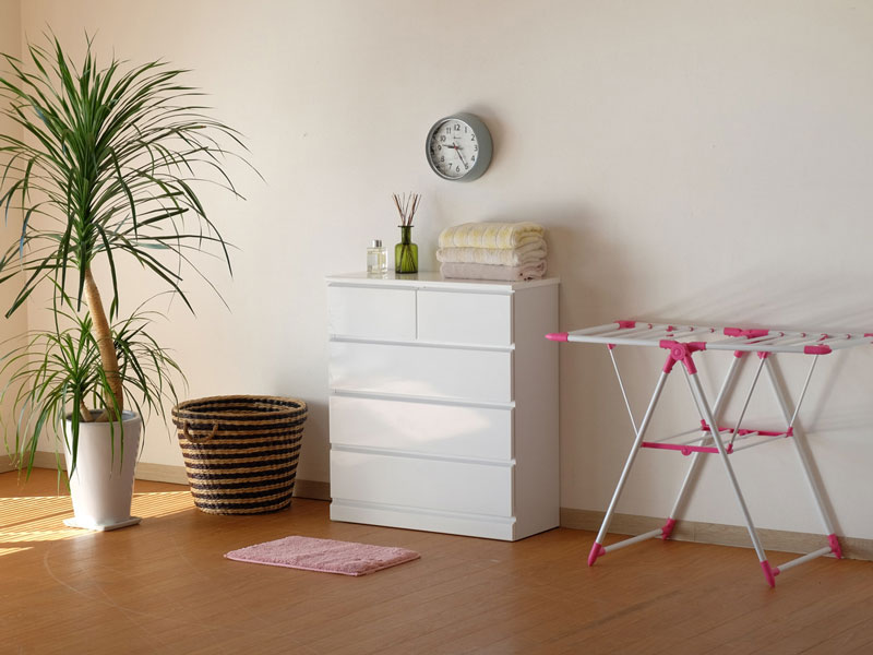 白の光沢感あるチェスト｜サニタリー収納｜ホワイトインテリア