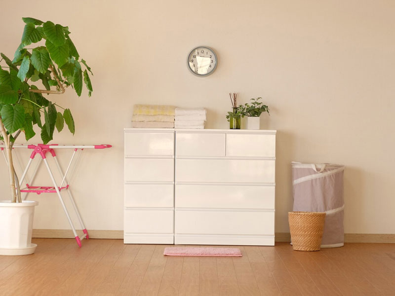 白の光沢感あるチェスト｜サニタリー収納｜ホワイトインテリア