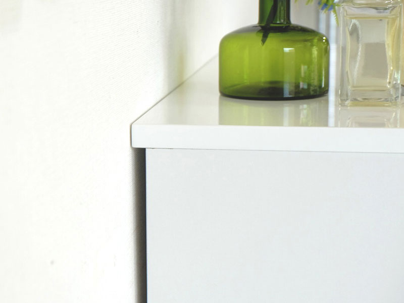 白の光沢感あるチェスト｜サニタリー収納｜ホワイトインテリア