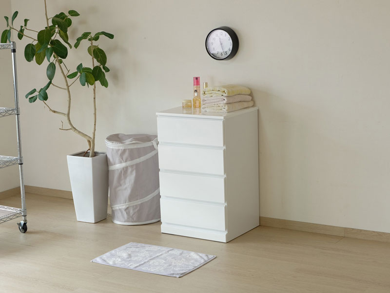 白の光沢感あるチェスト｜サニタリー収納｜ホワイトインテリア
