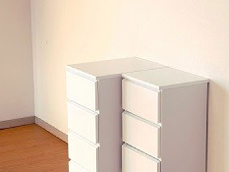 白の光沢感あるチェスト｜サニタリー収納｜ホワイトインテリア