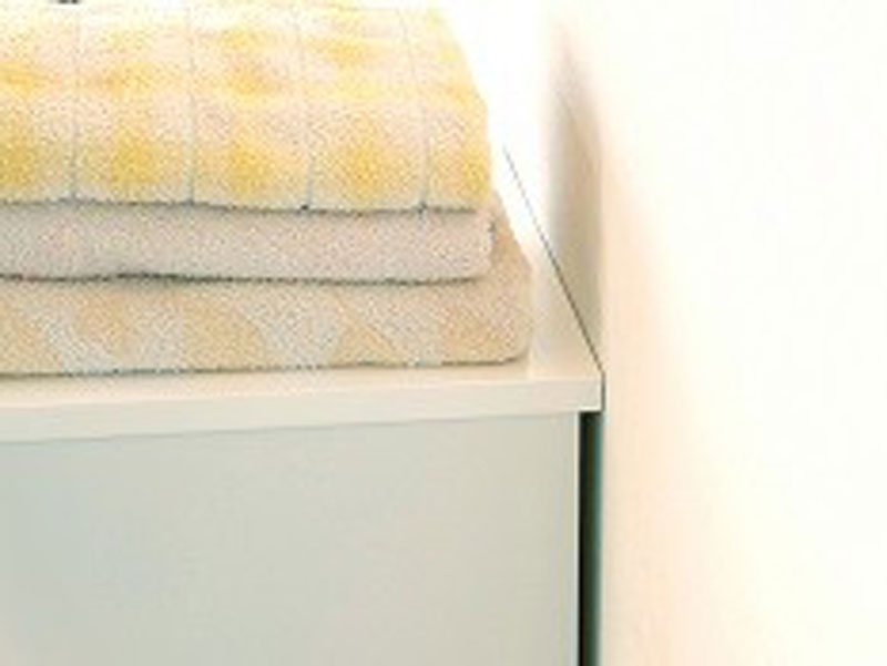 白の光沢感あるチェスト｜サニタリー収納｜ホワイトインテリア